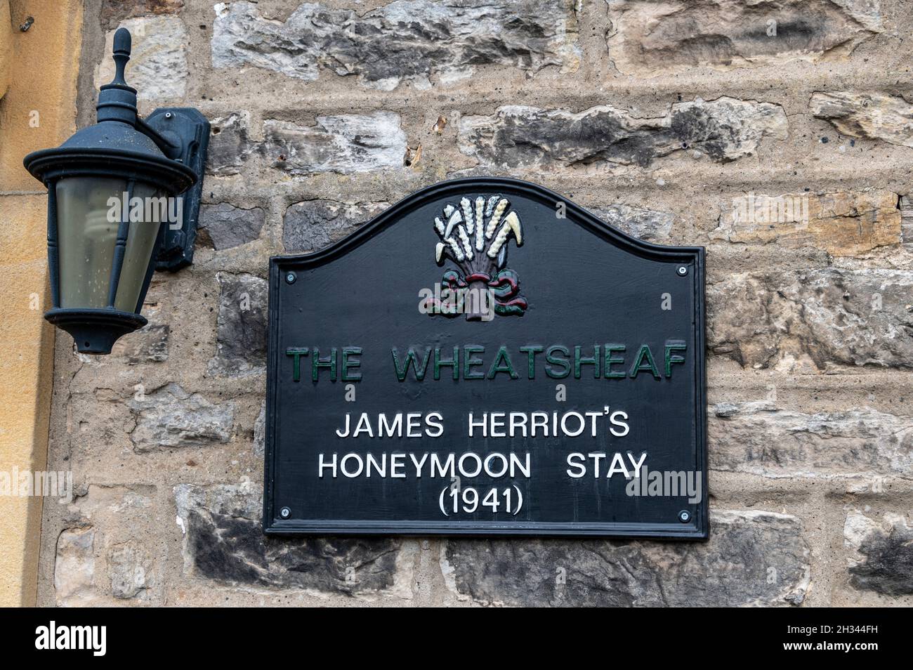 Im Wheatsheaf Inn verbrachten der berühmte Tierarzt und Autor James Herriot und seine neue Frau Helen 1941 ihre Flitterwochen im Dorf Carperby in der Nähe von Ley Stockfoto