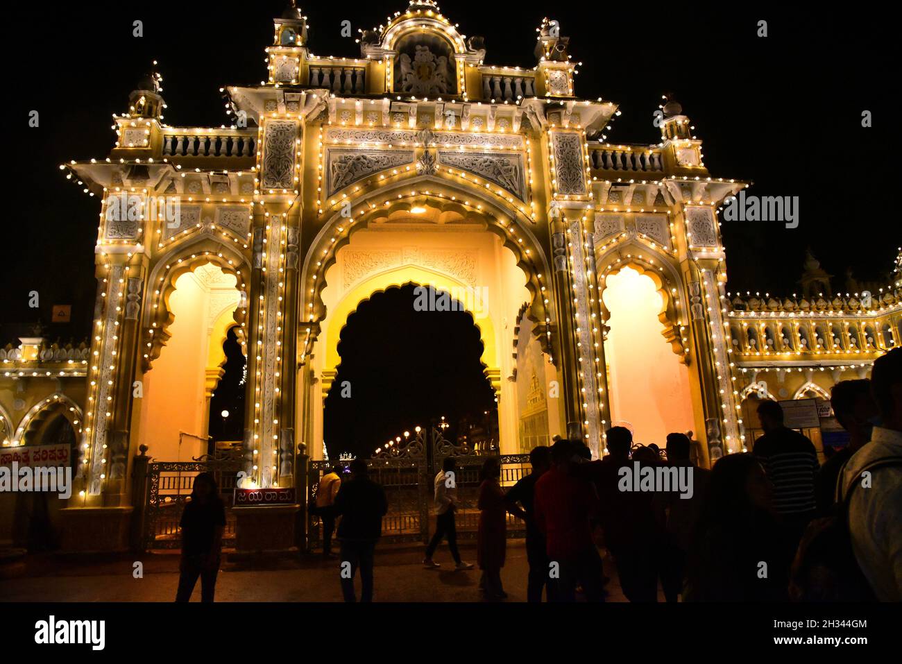 Beleuchteter eingang zum mysore Palast in dussehra, mysore, indien Stockfoto