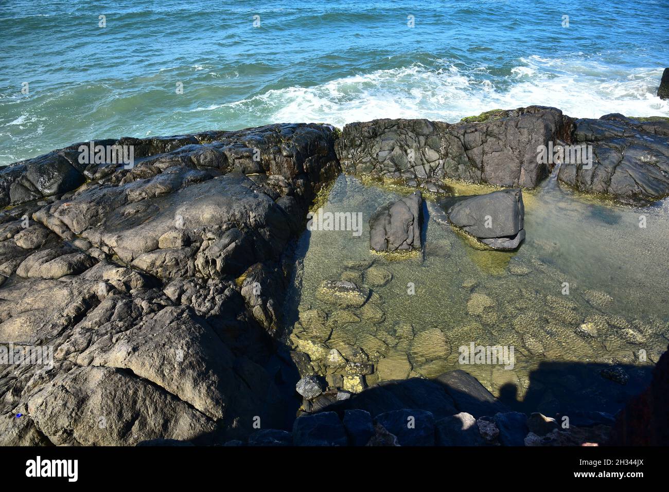 Schwarzer Fels in der Nähe des Meeres, Kasargod, kerala, indien Stockfoto