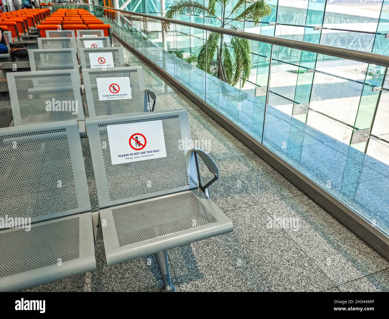 Bitte verwenden Sie diesen Sitzplatz nicht. Soziale Distanz an einem Flughafen oder Bahnhof. Stockfoto