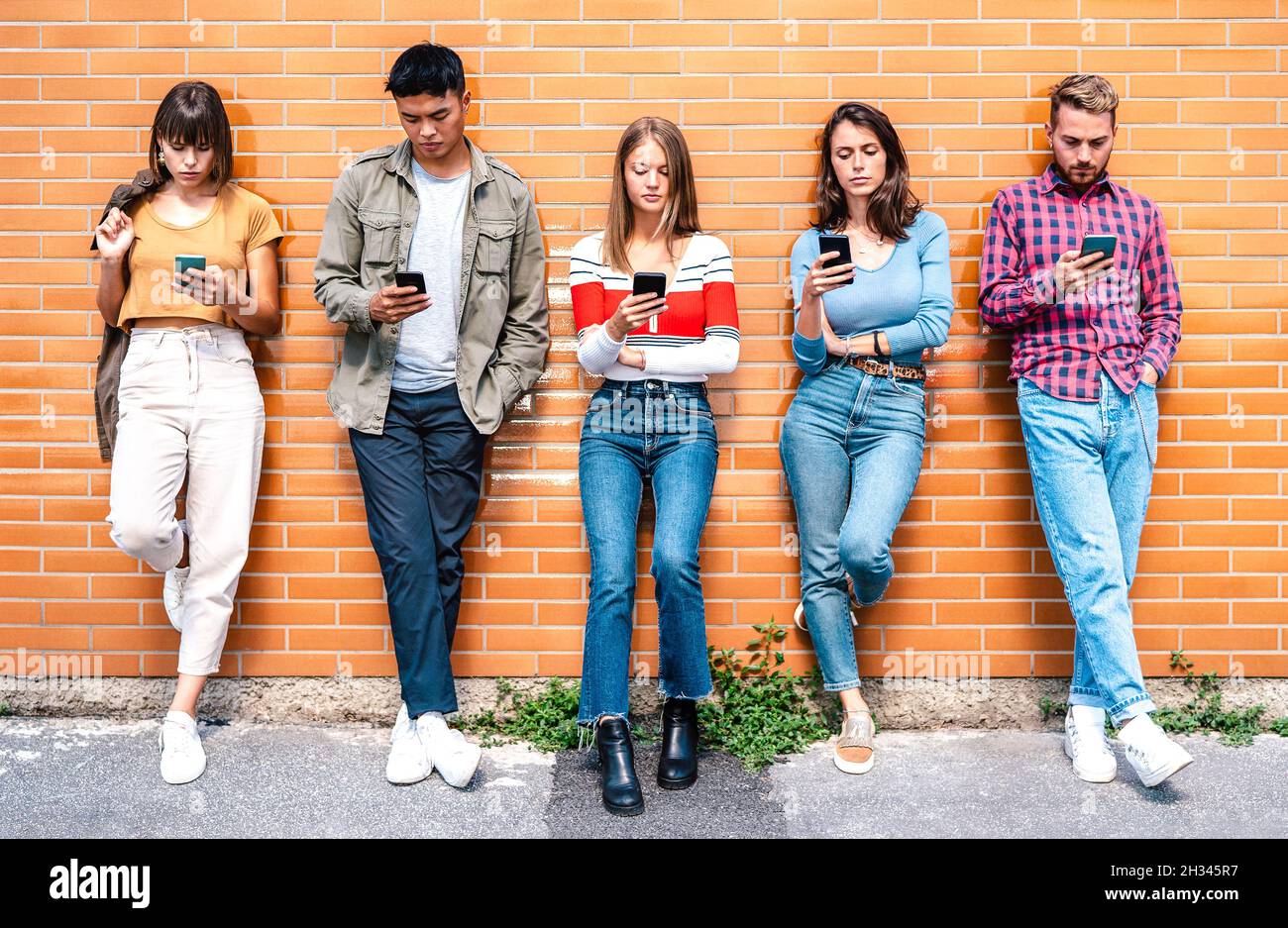 Multikulturelle Menschen Gruppe mit Smartphone an der Universität College Hinterhof - Milenial Freunde süchtig nach Handy - Technologie-Konzept Stockfoto