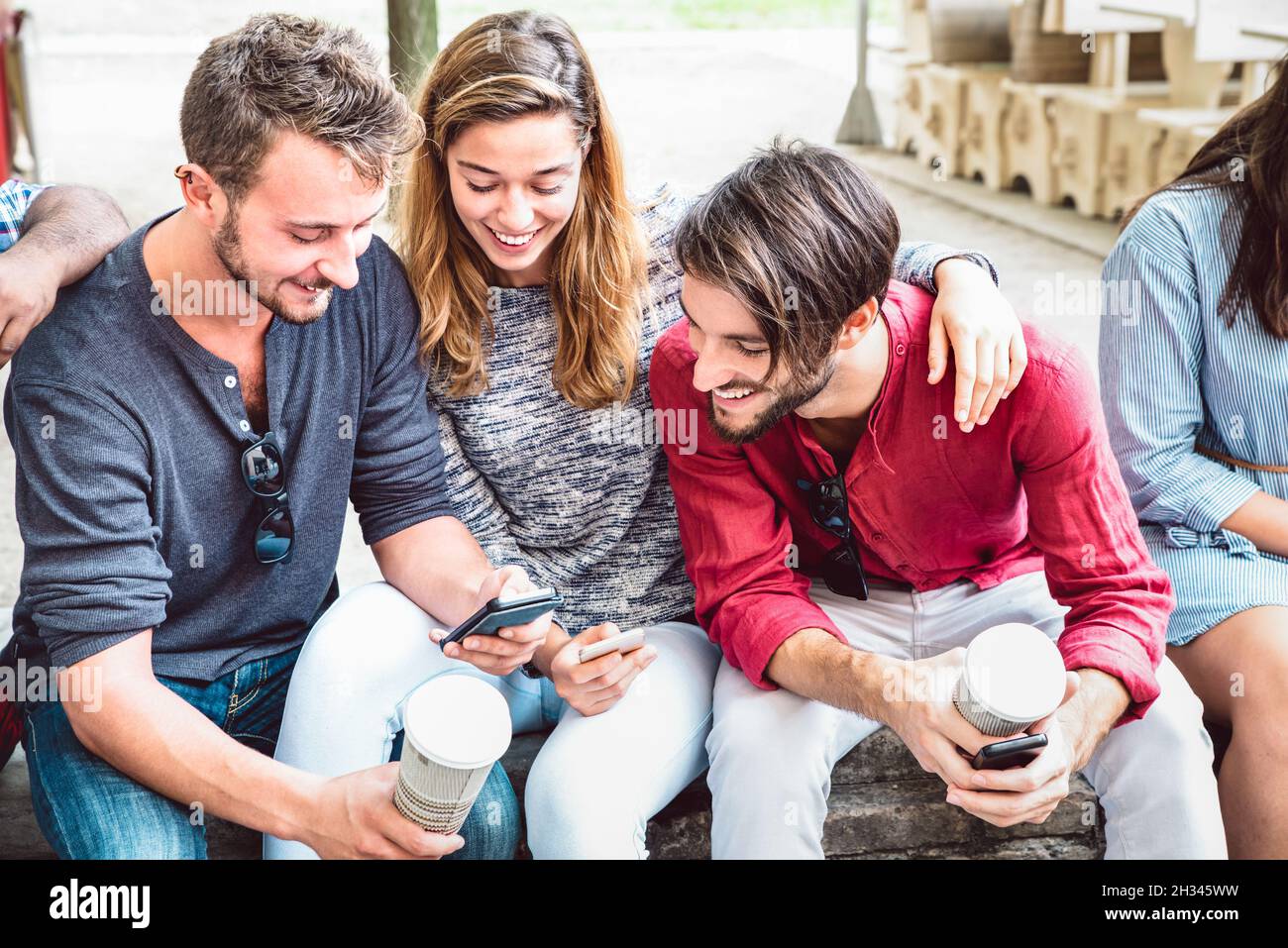 Multikulturelle Gruppe milenial Menschen mit Smartphone in der Stadt College Hinterhof - Junge Jungs ein Mädchen süchtig nach Handy-Nutzung Stockfoto