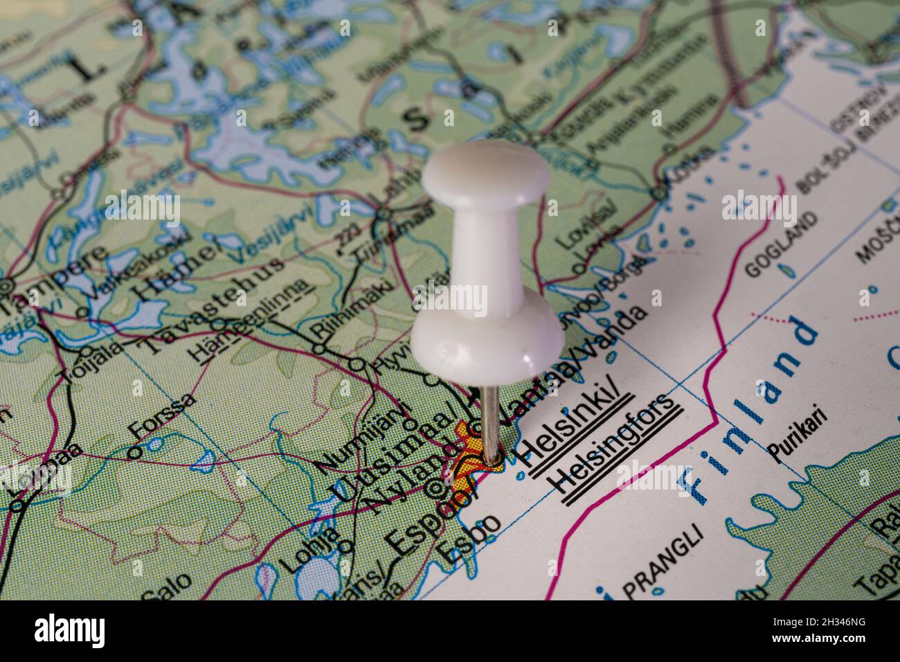 Helsinki, Finnland, auf einer bunten politischen Landkarte fixiert. Geopolitischer Schulatlas. Stockfoto