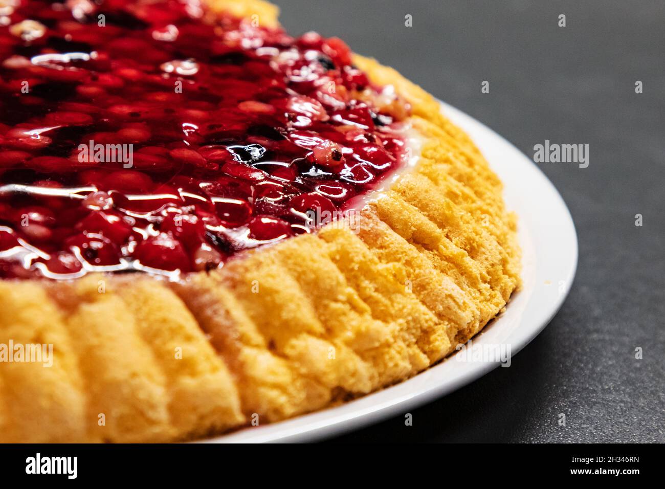 Torte und Kuchen mit roter Johannisbeere. Dessert und Obst. Süße Küche und Kochen. Food-Fotografie. Stockfoto
