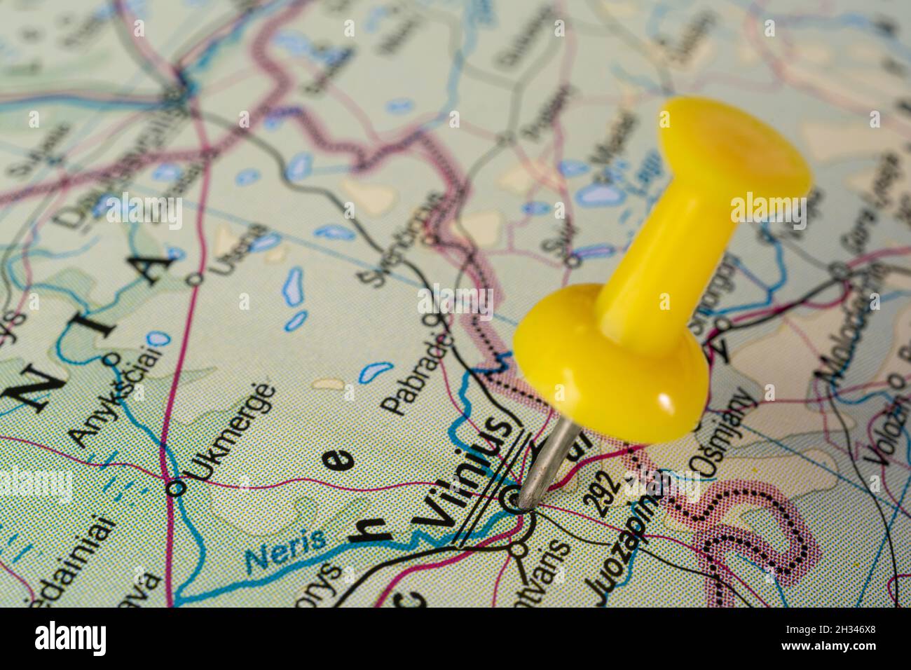 Vilnius, Litauen, auf einer bunten politischen Landkarte fixiert. Geopolitischer Schulatlas. Stockfoto