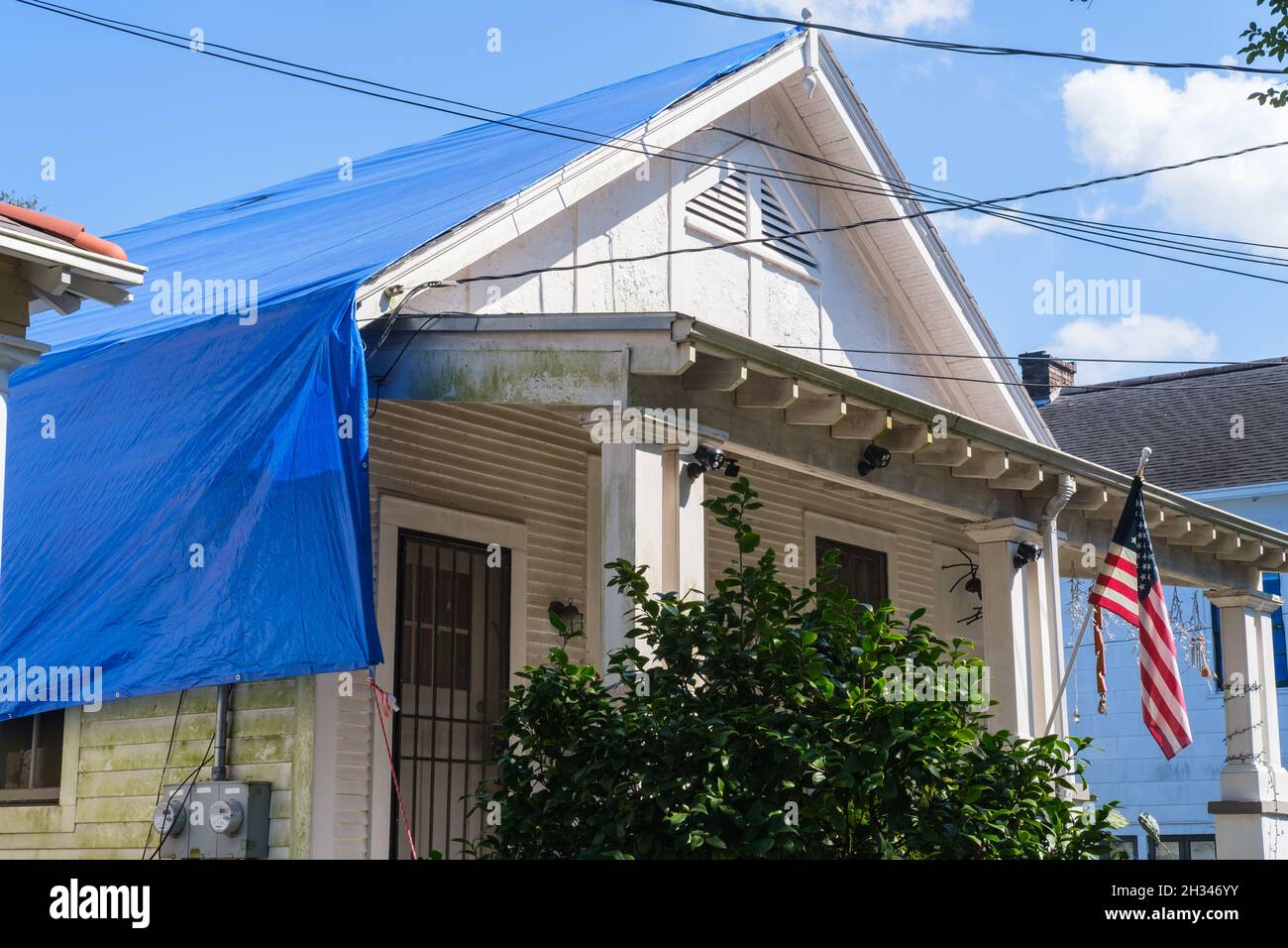 NEW ORLEANS, LA, USA - 22. OKTOBER 2021: Blaues Tarp-Dach auf dem Haus, das durch die Winde des Hurrieans Ida beschädigt wurde Stockfoto