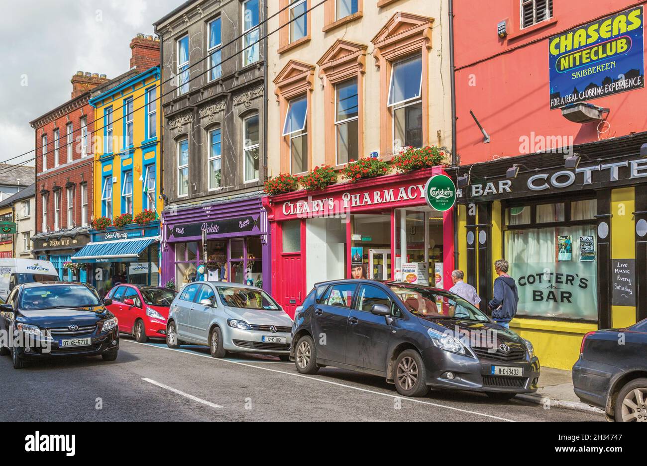 Skibbereen, County Cork, Republik Irland. Irland. Farbenfrohe Ladenfronten an der Main Street. Stockfoto