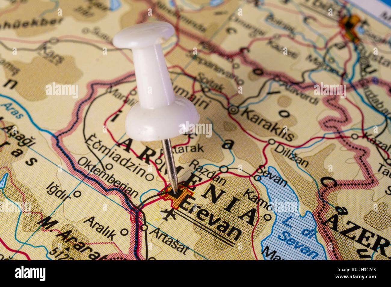 Jerewan, Armenien, auf einer bunten politischen Landkarte fixiert. Geopolitischer Schulatlas. Stockfoto
