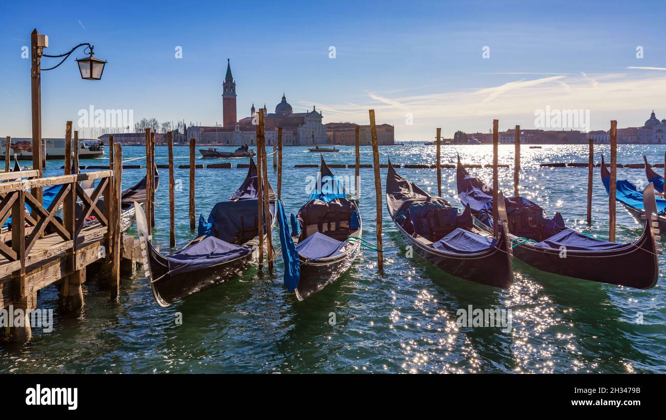 Gondeln vor Anker in der Nähe von Piazza San Marco gegenüber Insel San Giorgio Maggiore in Venedig, Italien. Gondeln waren einst die wichtigste Form der Transport aro Stockfoto Gondeln vor Anker in der Nähe von Piazza San Marco gegenüber Insel San Giorgio Maggiore in Venedig, Italien. Gondeln waren einst die wichtigste Form der Transport aro Stockfoto
