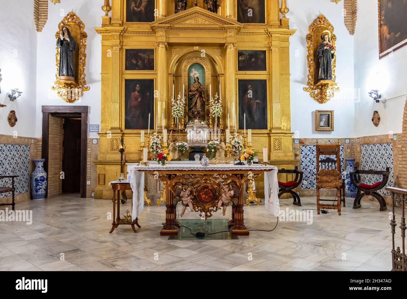 Huelva, Spanien - 24. Oktober 2021: Hauptaltar und Altarbild des Klosters Santa María de Gracia Madres Agustinas. Das Kloster ist ein katholisches Kloster Stockfoto