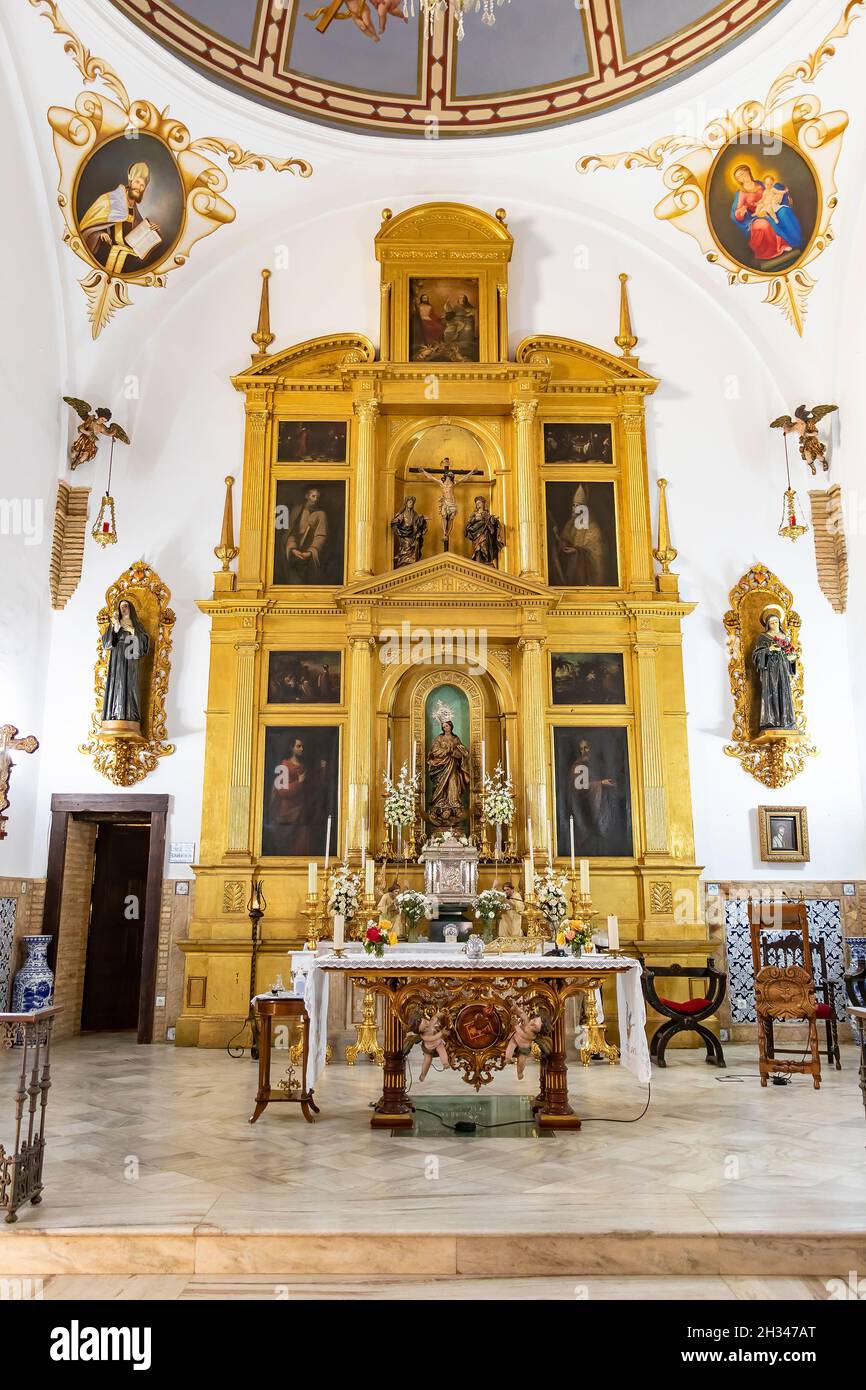 Huelva, Spanien - 24. Oktober 2021: Hauptaltar und Altarbild des Klosters Santa María de Gracia Madres Agustinas. Das Kloster ist ein katholisches Kloster Stockfoto