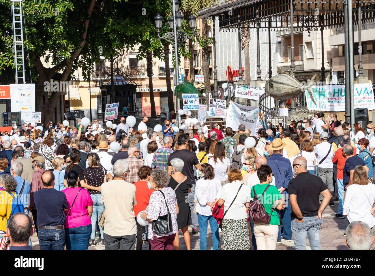 Huelva, Spanien - 24. Oktober 2021: Menschen bei einer Demonstration für die öffentliche Gesundheit Stockfoto