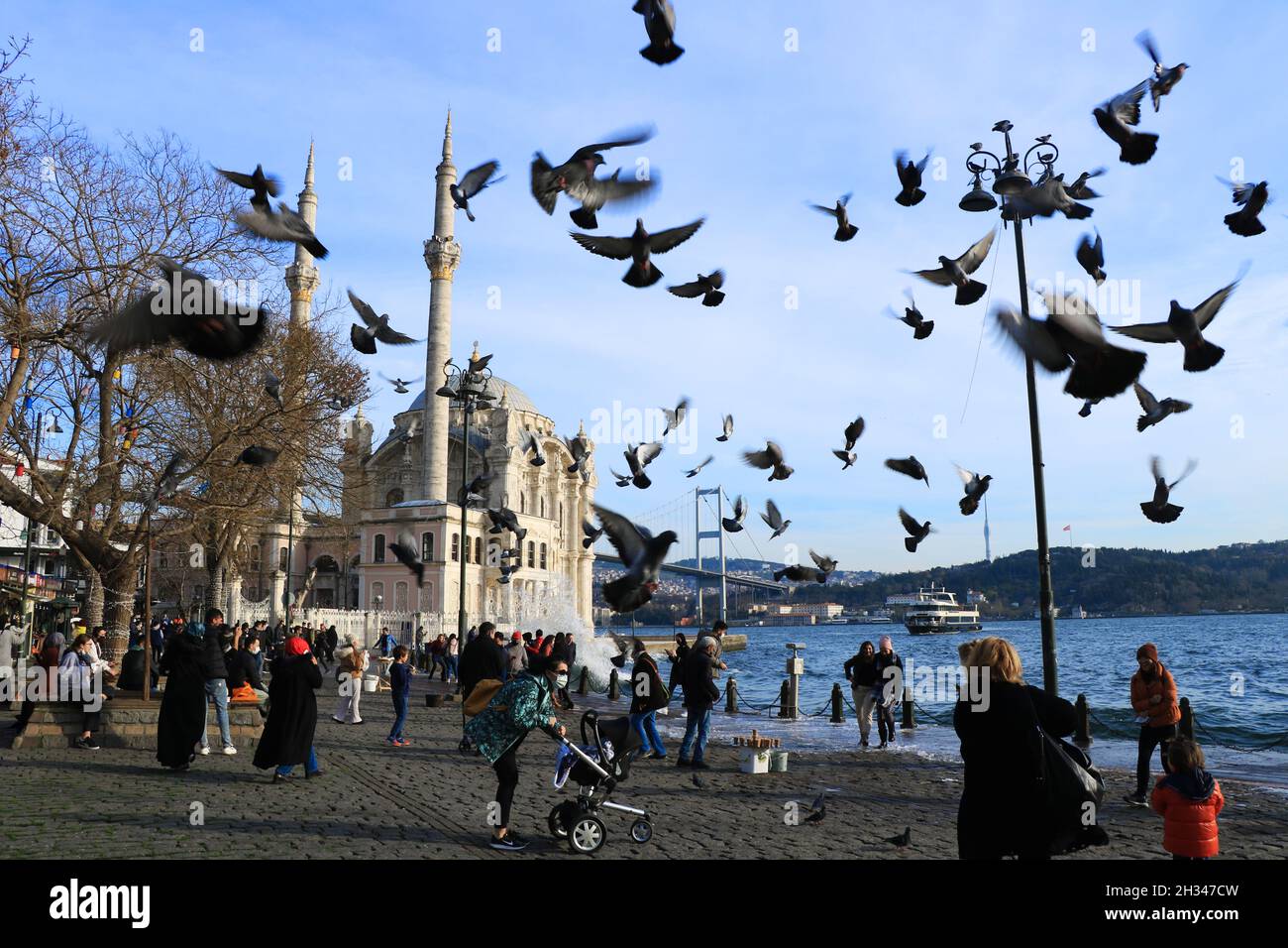 Ortakoy-Platz und Moschee, Bosporus, Istanbul Stockfoto