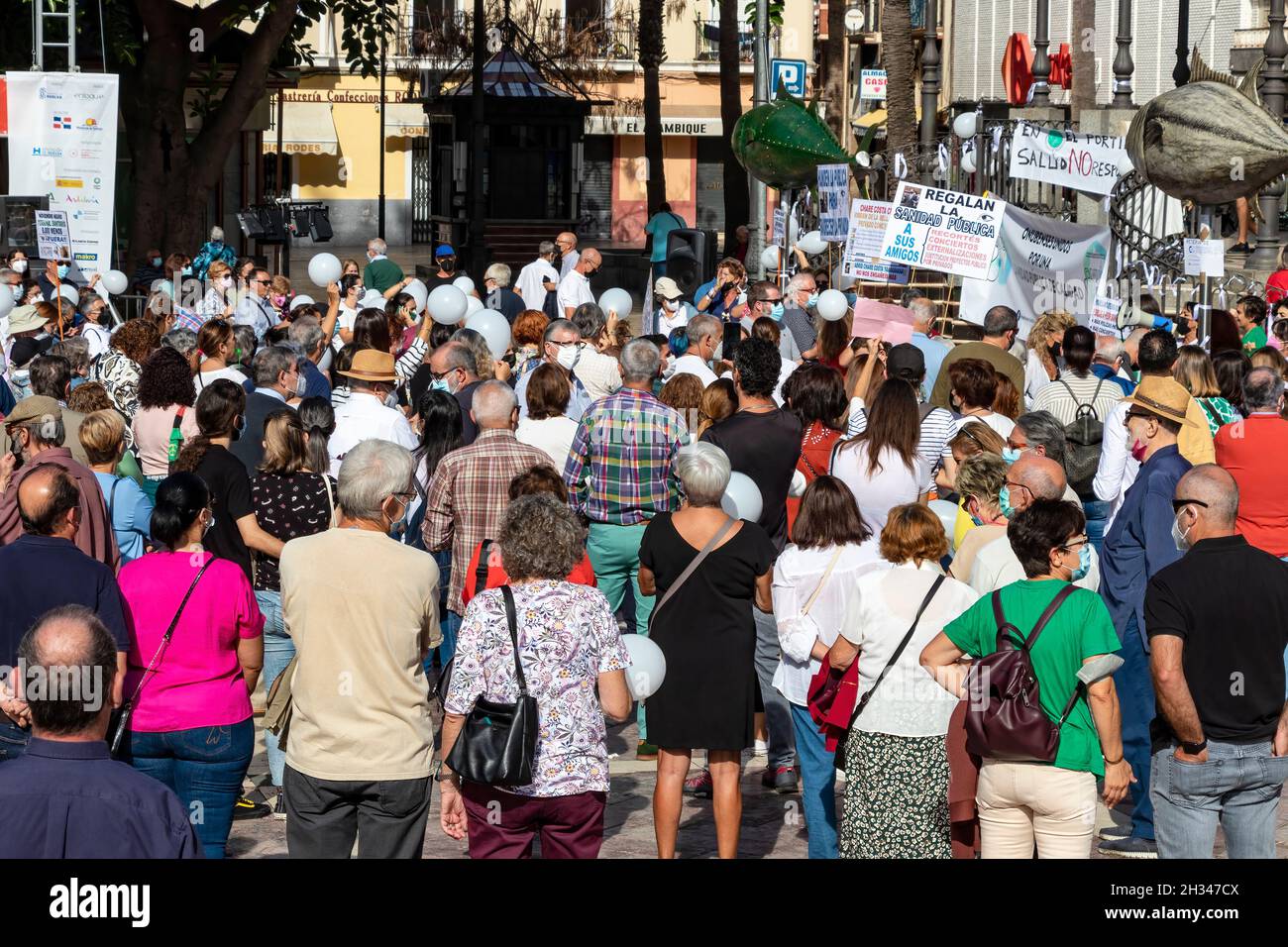 Huelva, Spanien - 24. Oktober 2021: Menschen bei einer Demonstration für die öffentliche Gesundheit Stockfoto