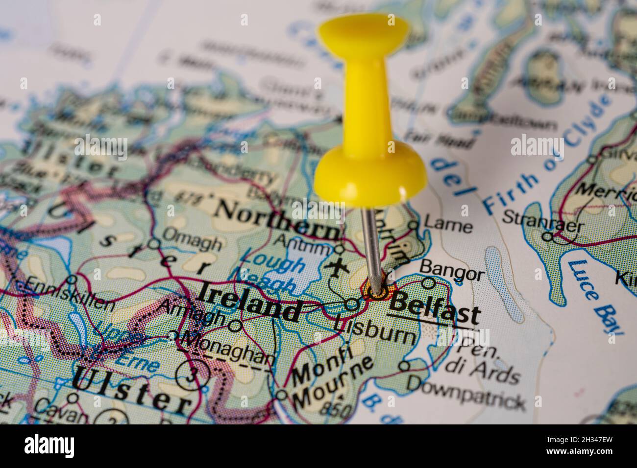 Belfast, Nordirland, ist auf einer bunten politischen Landkarte fixiert. Geopolitischer Schulatlas. Stockfoto