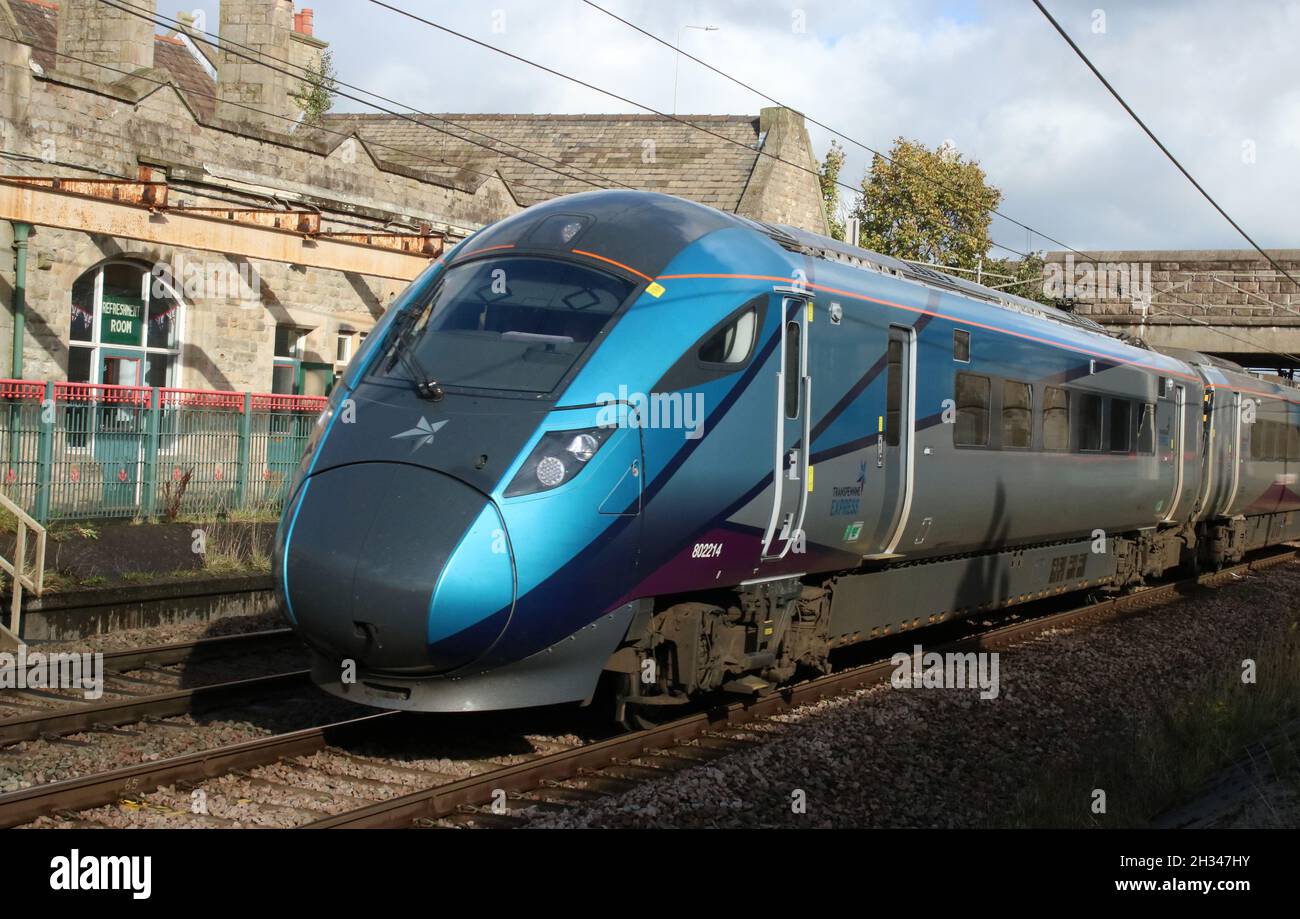 Zweistufiger Personenzug der Klasse 802 Nova 1, Nummer 802214, in TransPennine Express-Lackierung, vorbei an Carnforth auf der WCML, 25. Oktober 2021. Stockfoto