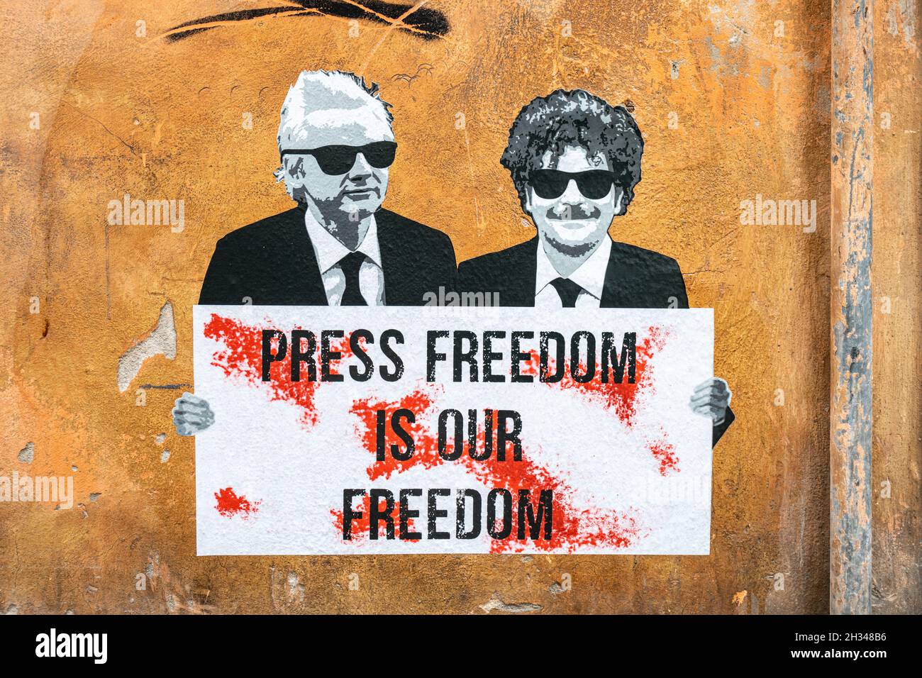 Straßenkunst. Pressefreiheit ist unsere Freiheit. An der Wand im Stadtteil Trastevere in Rom, Italien, befindet sich ein abgeschnittenes Paste-up-Poster. Stockfoto
