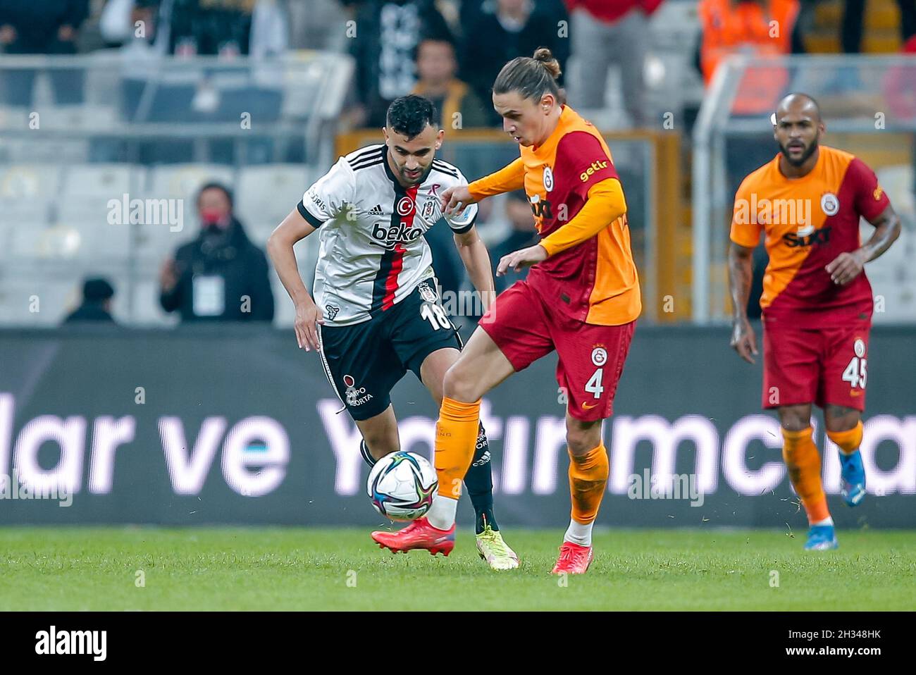 ISTANBUL, TÜRKEI - 25. OKTOBER: Mehmet Topal von Besiktas JK, Taylan Antalyali von Galatasaray A.S. während des Super Lig Spiels zwischen Besiktas und Galatasaray im Vodafone Park am 25. Oktober 2021 in Istanbul, Türkei (Foto: TUR/Orange Picches) Stockfoto