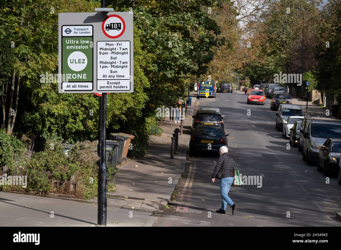 Transport für Londons (TFL) neue Wegweiser für die neue Ultra Low Emissions Zone (ULEZ) wurden rund um den inneren Straßenrand um die Hauptstadt errichtet. Und am 25. Oktober 2021 in London, England, auf dem South Circular in Forest Hill zu sehen, an dem Tag, an dem das neue Gebiet für neuere Fahrzeuge in Kraft tritt. Das neue ULEZ-Gebiet, das jetzt 18-mal größer ist, verbietet ältere Fahrzeuge wie umweltschädliche Diesel und Benzinautos über 2006 Jahren, ein Versuch, die giftigen Emissionen zu senken, die die Gesundheit von 1 von 10 Kindern, die an Asthma leiden, weiter schädigen. Fahrer von nicht ausgenommenen Fahrzeugen können danach in die ULEZ einreisen Stockfoto