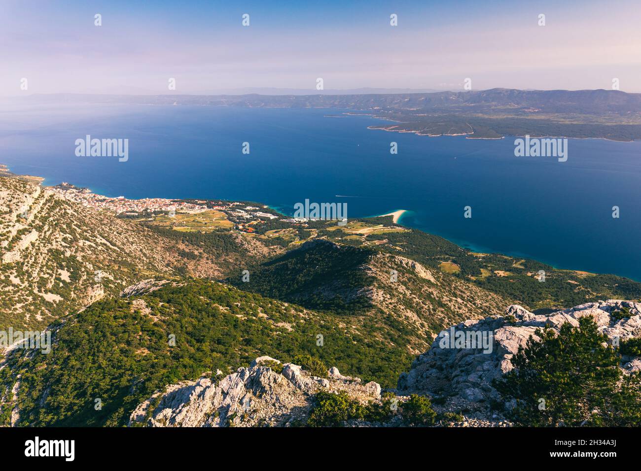 Blick auf die Berge und das Meer von Vidova Gora auf der Insel Brac. Blick vom Berg Vidova Gora auf der Insel Brac in Kroatien mit dem berühmten Wahrzeichen Z Stockfoto