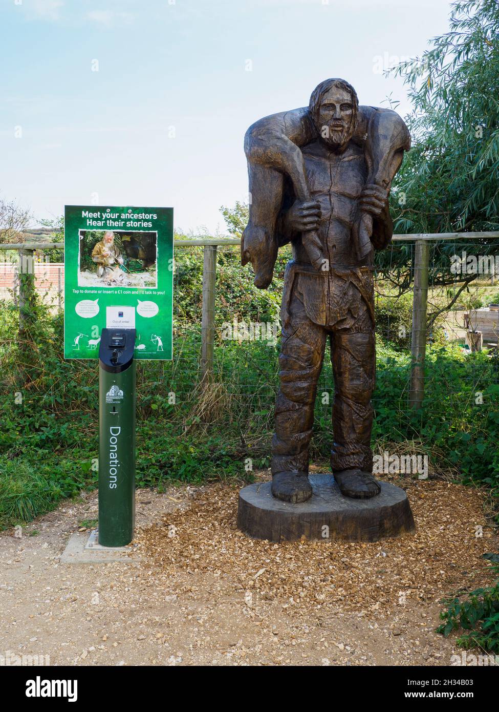 Geschnitzte Holzstatue eines Jägers und Sammlern, Hengistbury Head, Dorset, UK, Stockfoto