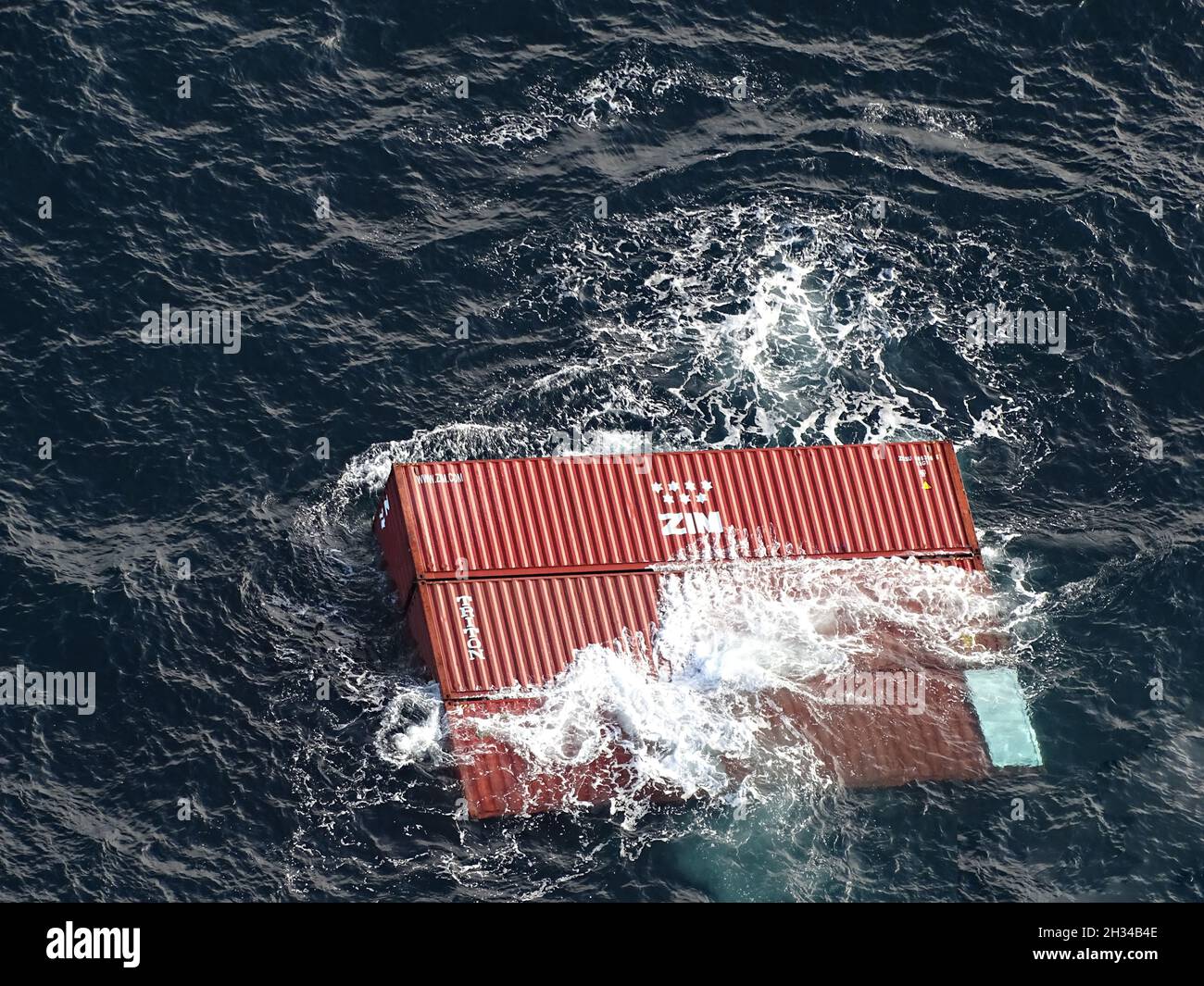 Victoria, Kanada. Oktober 2021. Kommerzielle Frachtcontainer, die in der Straße von Juan de Fuca schwimmen, nachdem sie von der MV ZIM Kingston Ladung gefallen sind, 23. Oktober 2021 in der Nähe von Victoria, British Columbia, Kanada. Die Transportbehälter trugen Kaliumamylxanthat, das sich entzündete und einen Brand an Bord des Schiffes auslöste. Quelle: PO3 Diolanda Caballero/USA Coast Guard/Alamy Live News Stockfoto