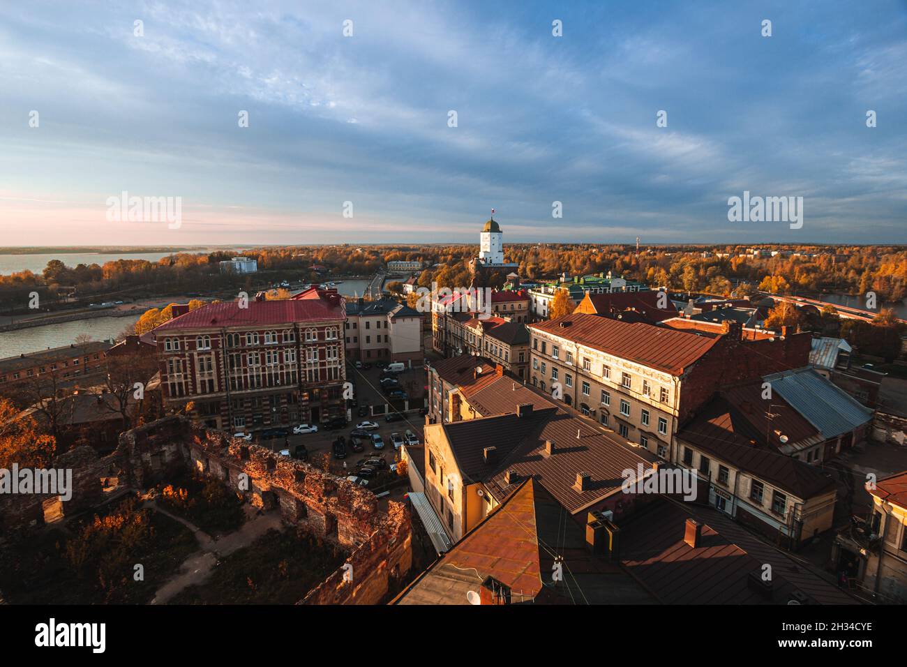 Aeral Blick auf den Turm von St. Olaf und ruiniert Alte Kathedrale in Vyborg aus dem Uhrenturm im Herbst Stockfoto