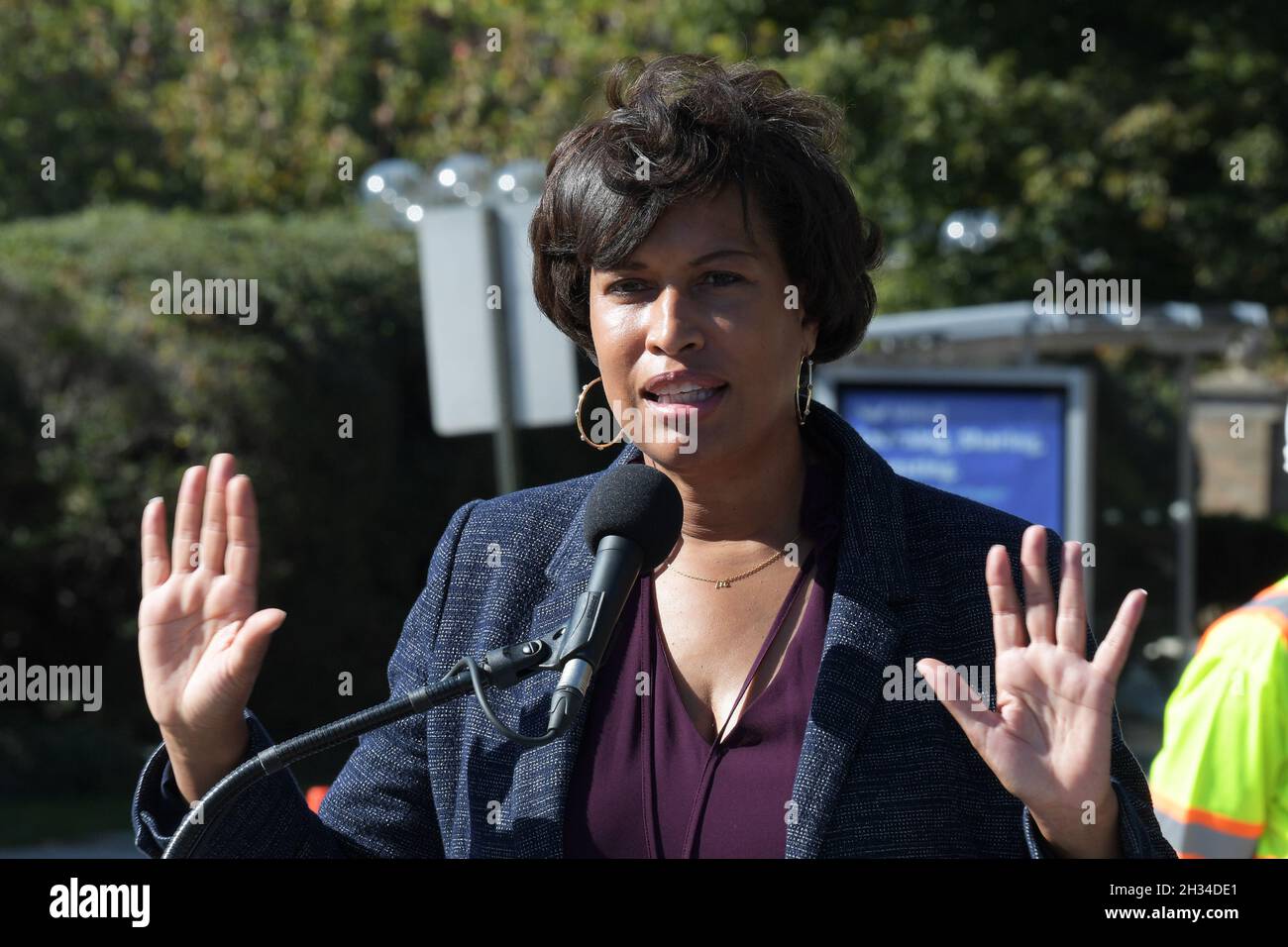 Washington, USA. Oktober 2021. Der Bürgermeister von DC, Muriel Bowser, startet heute am 25. Oktober 2021 in Adams Morgan in Washington DC, USA, die „Back to Basics Week“ mit einem Update über Projekte zur Verbesserung der Sicherheit, die Fußgänger besser schützen sollen. (Foto von Lenin Nolly/Sipa USA) Quelle: SIPA USA/Alamy Live News Stockfoto