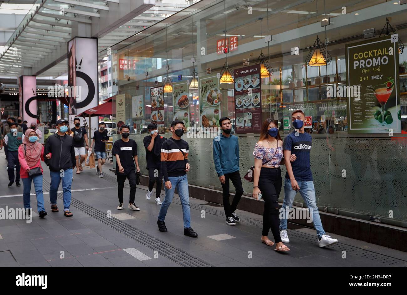 Kuala Lumpur, Malaysia. Okt. 2021. Fußgänger, die Gesichtsmasken tragen, werden auf der Einkaufsmeile in Kuala Lumpur zu Fuß beobachtet. (Foto von Wong Fok Loy/SOPA Images/Sipa USA) Quelle: SIPA USA/Alamy Live News Stockfoto