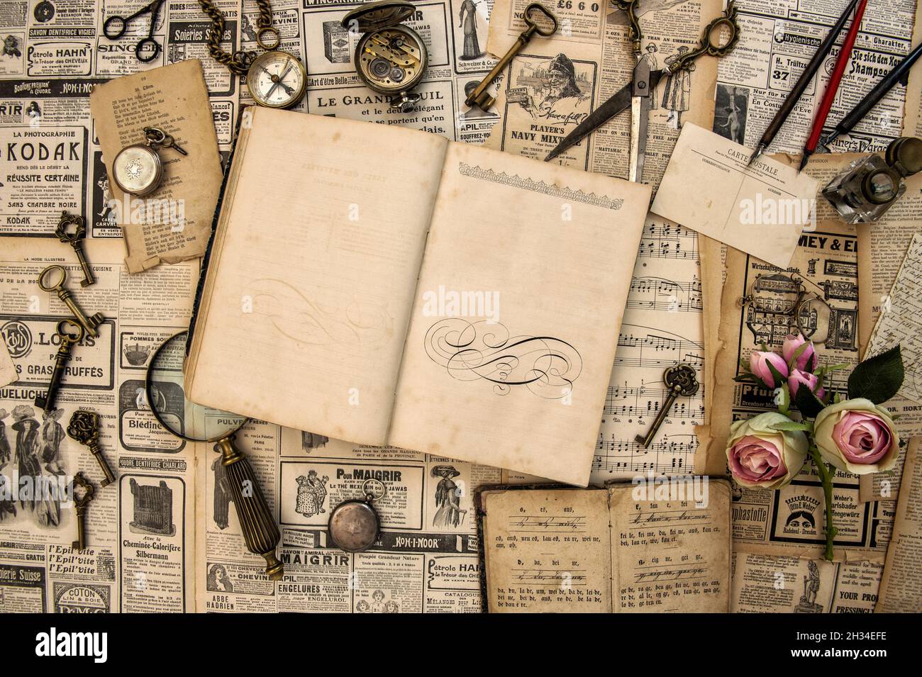 Öffnen Sie das Tagebuch des Buchjournals mit Vintage-Accessoires und Schreibwerkzeugen. Flacher Lay im Retro-Stil Stockfoto