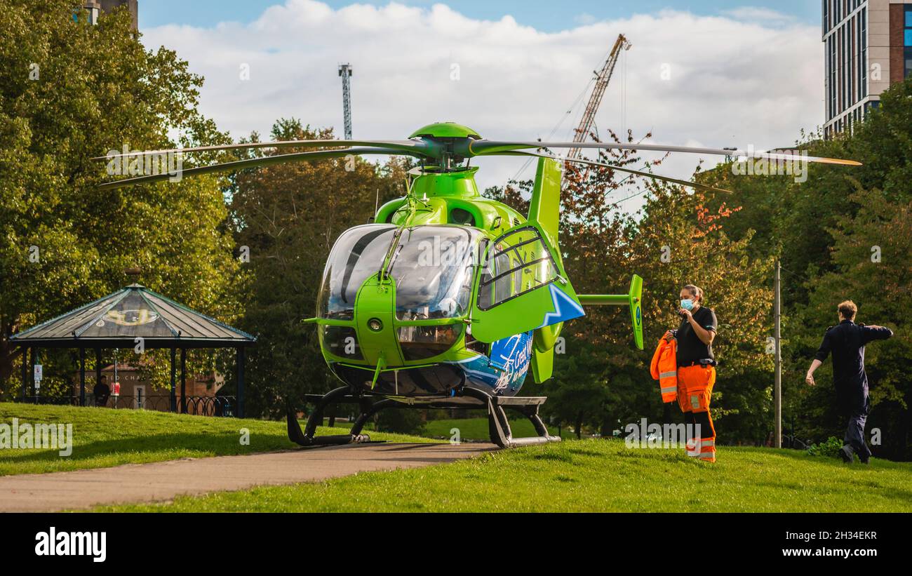 Great Western Air Ambulance Eurocopter EC135, Rufzeichen „Helimed 65“, im Castle Park in Bristol, nachdem er an einem Zwischenfall in der Nähe teilgenommen hatte. Stockfoto