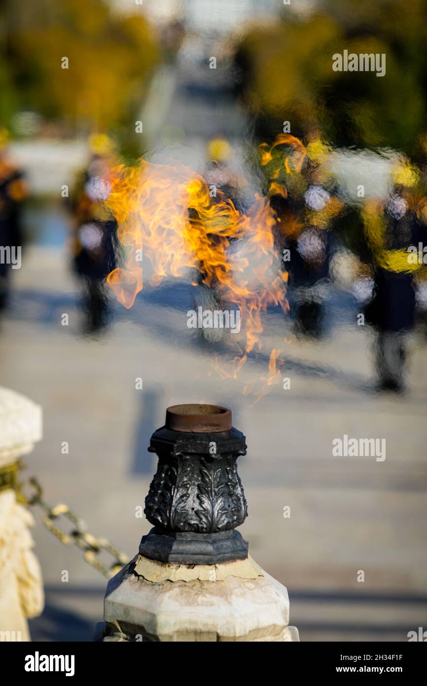 Ewige Flamme für die Helden der Armee bei einer Militärzeremonie in Bukarest, Rumänien, am Grab des unbekannten Soldaten. Stockfoto