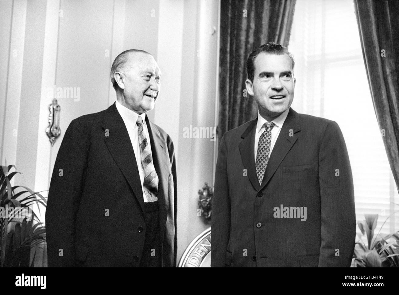 Bundeskanzler Konrad Adenauer mit dem US-Vizepräsidenten Richard Nixon im Weißen Haus, Washington, D.C., USA, Marion S. Trikosko, US News & World Report Magazine Collection, 28. Mai 1959 Stockfoto