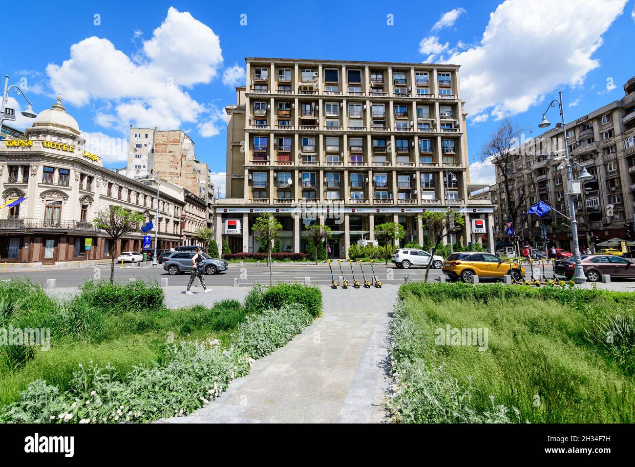 Bukarest, Rumänien - 6. Mai 2021: BRD Societe Generale Bank Niederlassungseingang in einem alten Gebäude auf der Calea Victoriei (Victoriei Avenue) in einem sonnigen sp Stockfoto