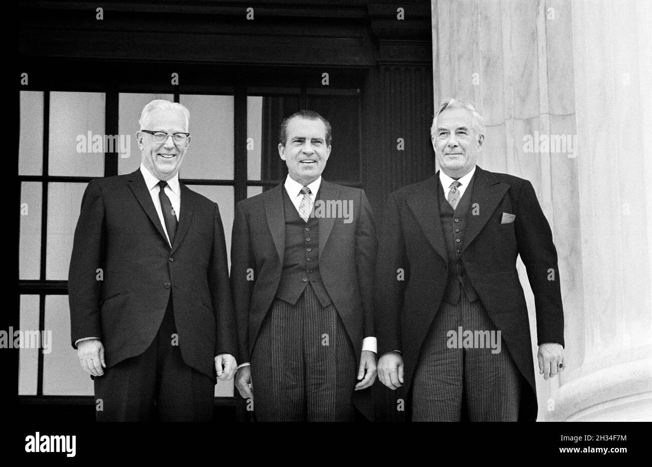 US-Präsident Richard Nixon (Mitte) mit dem neuen Obersten Richter Warren E. Burger (rechts), Washington, D.C., USA, Marion S. Trikosko, US News & World Report Magazine Collection, 23. Juni 1969 Stockfoto