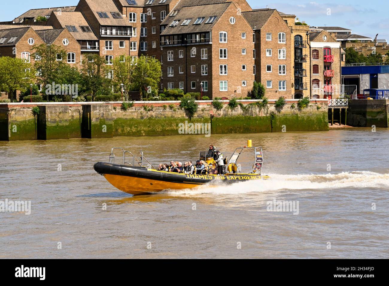 London, England - 2021. August: Schnelles, steifes Schlauchboot auf der Themse, das Touristen den Fluss hinauf transportiert Stockfoto