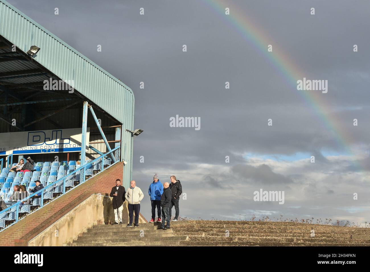 Featherstone, England - 24. Oktober 2021 - Fans beobachten das Spiel unter Rainbow während der Rugby League International Jamaica gegen Schottland im Millenium Stadium, Featherstone, UK Dean Williams Stockfoto