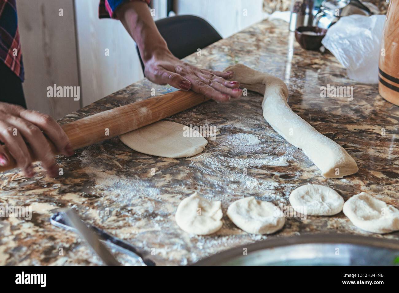 Frau, die zu Hause Pasteten kocht, auch Somsa genannt, und aus Teig Lebensmittel zubereitet Stockfoto