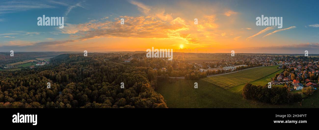 Sonnenuntergangsansicht über die wunderschöne Landschaft in südbayern mit dem Kloster Schaeftlarn. Stockfoto
