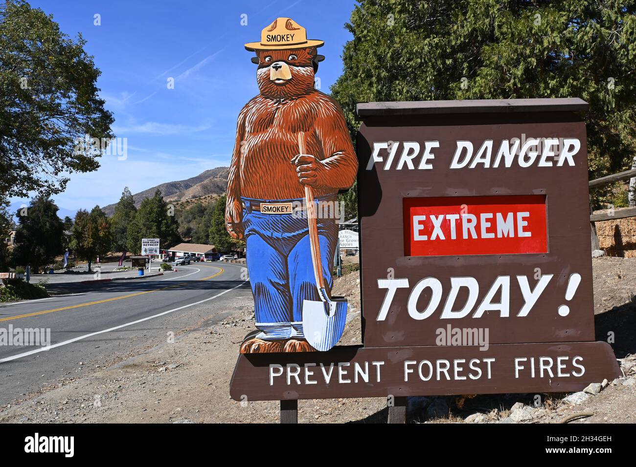 OAK Glen, CALIFORNIA - 21 Okt 2021: Smokey das Bärenfeuer-Schild in den Ausläufern der San Bernardino Mountains weist auf extreme Brandgefahr hin. Stockfoto