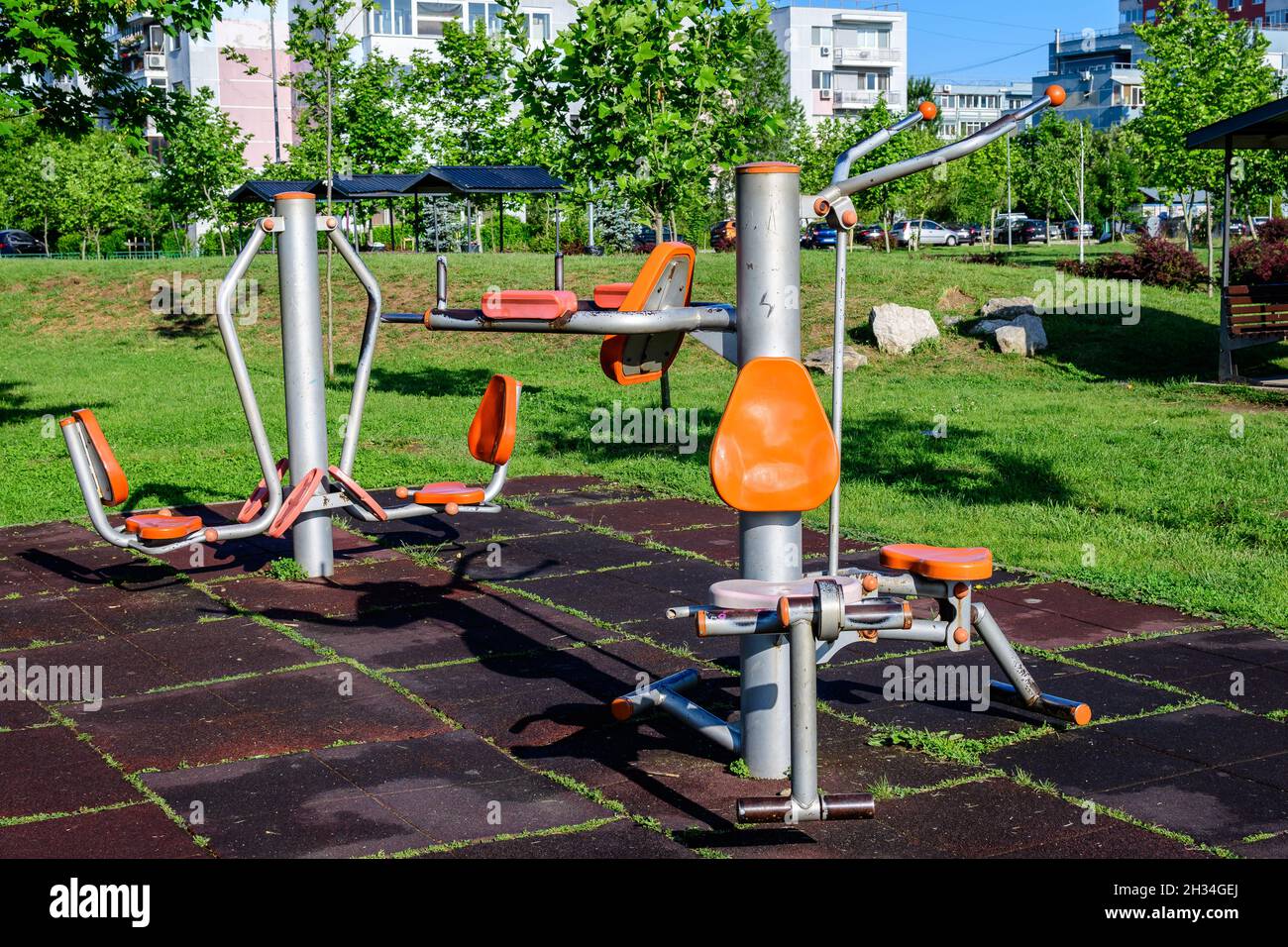Outdoor-Fitnessgerät in einem Stadtpark für Sport und Aktivitäten, an einem sonnigen Frühlingstag, in Bukarest, Rumänien Stockfoto