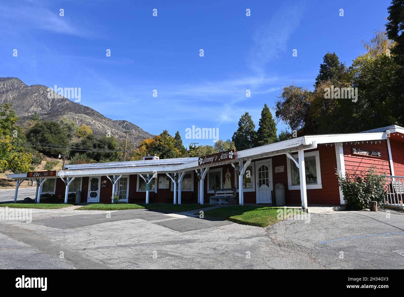 OAK Glen, KALIFORNIEN - 21 Okt 2021: Oma's Attic und andere Geschäfte auf der Parrish Pioneer Ranch. Stockfoto