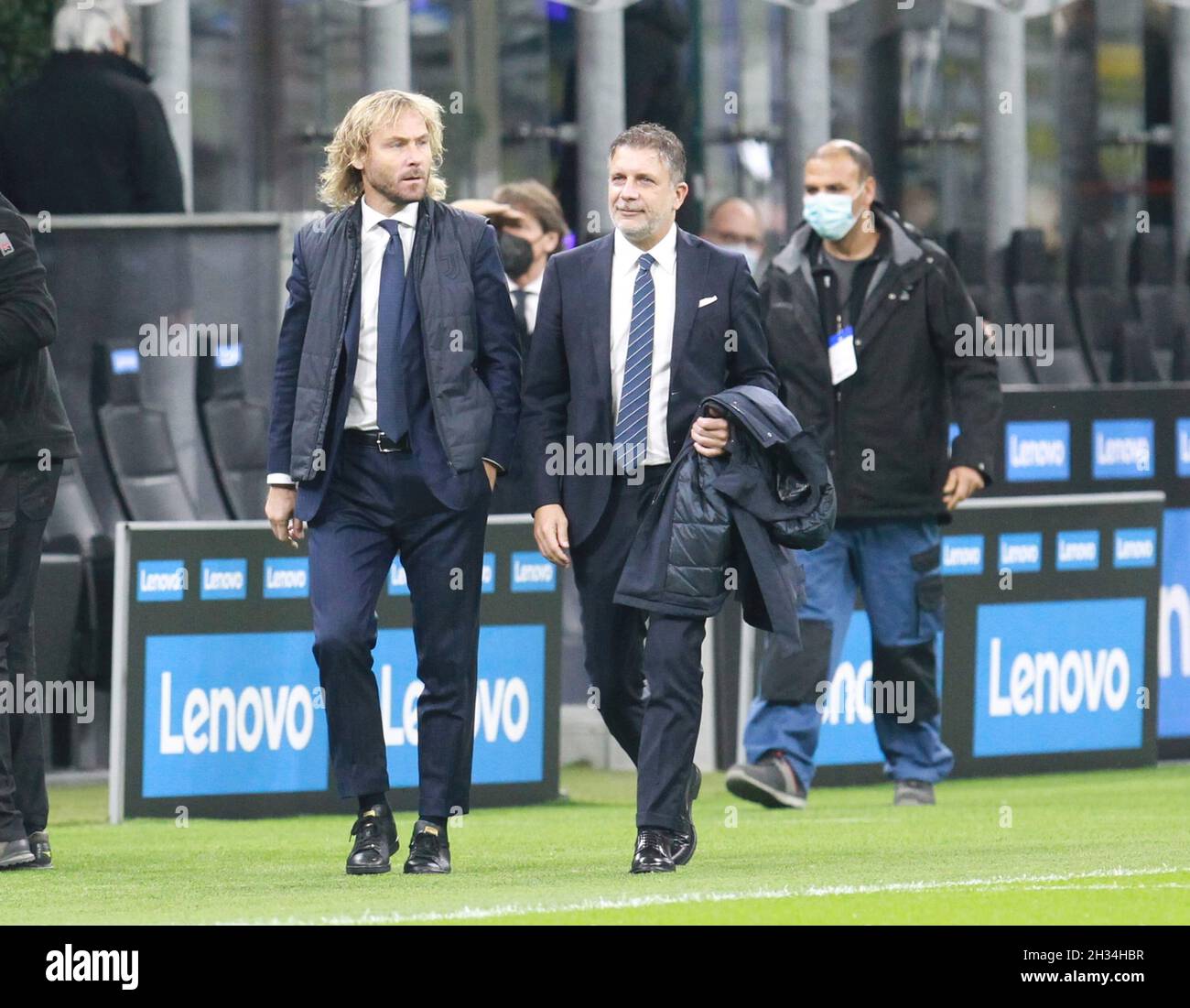 MAILAND ITALIEN- Oktober 24 Stadio G Meazza Pavel nedved Fabio Paratici vor der Serie Ein Spiel zwischen FC Inter und FC Juventus im Stadio G. Meazza am 24. Oktober 2021 in Mailand, Italien. Stockfoto