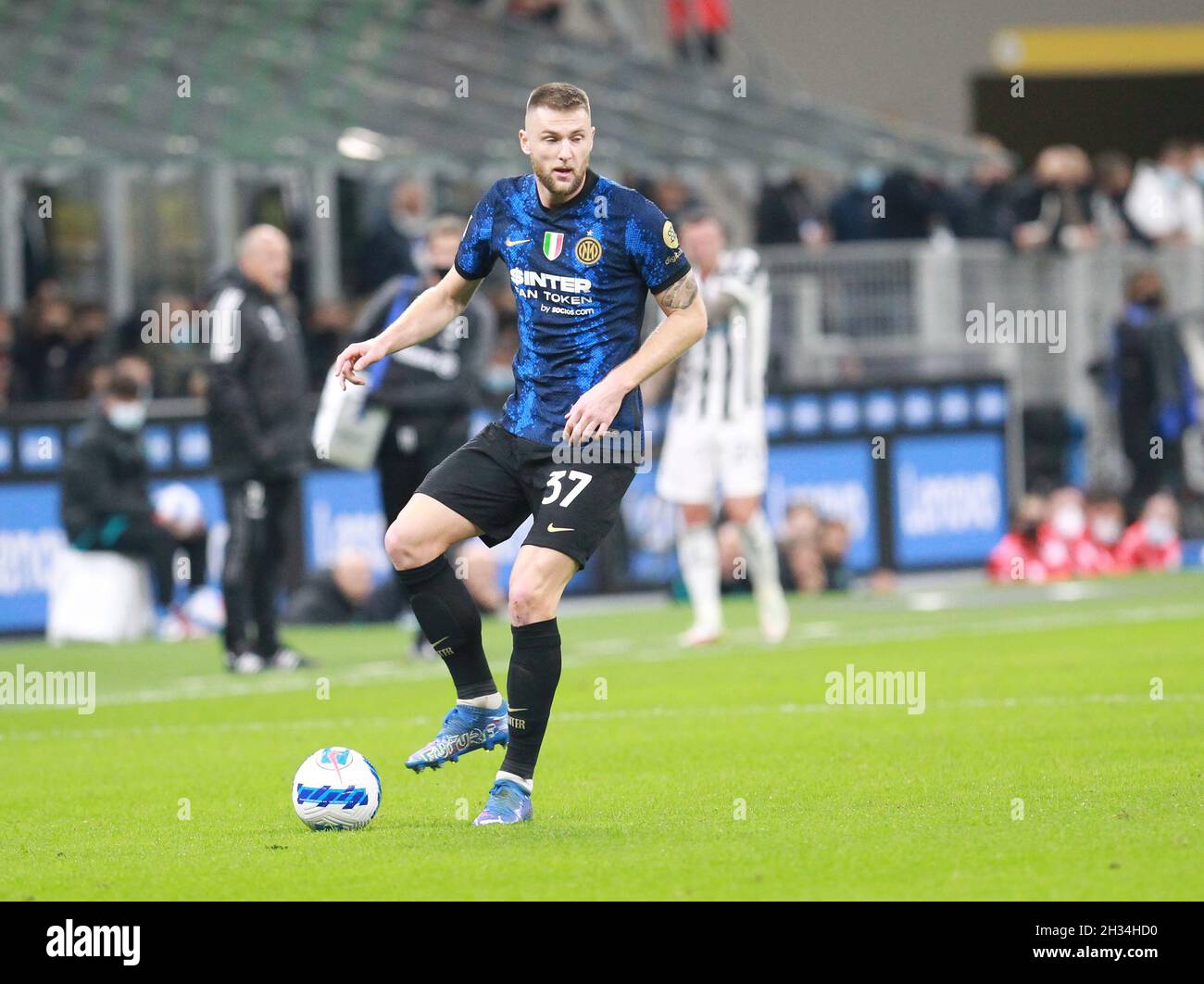 MAILAND ITALIEN- Oktober 24 Stadio G Meazza Milan Skriniar in Aktion während der Serie Ein Spiel zwischen FC Inter und FC Juventus im Stadio G. Meazza am 24. Oktober 2021 in Mailand, Italien. Stockfoto