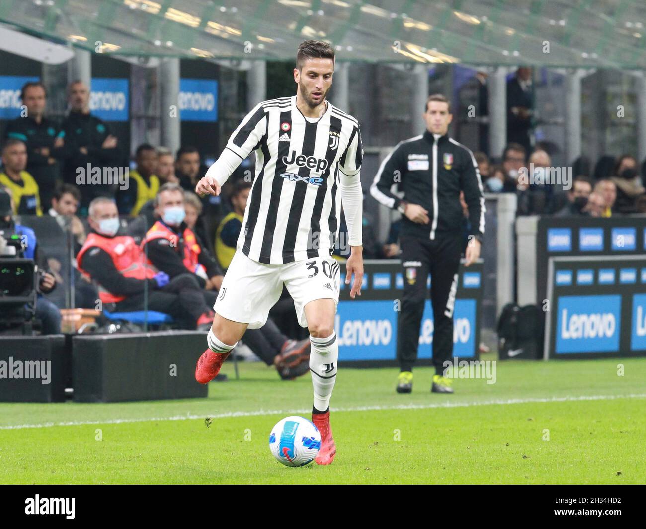 MAILAND ITALIEN- Oktober 24 Stadio G Meazza Rodrigo Bentancur in Aktion während der Serie Ein Spiel zwischen FC Inter und FC Juventus im Stadio G. Meazza am 24. Oktober 2021 in Mailand, Italien. Stockfoto