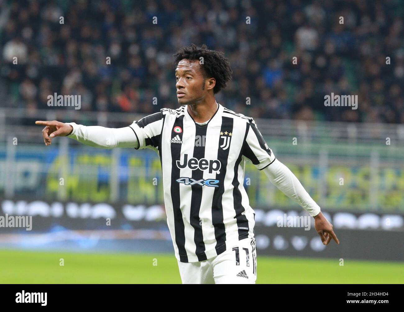 MAILAND ITALIEN- Oktober 24 Stadio G Meazza Juan Quadrado in Aktion während der Serie Ein Spiel zwischen FC Inter und FC Juventus im Stadio G. Meazza am 24. Oktober 2021 in Mailand, Italien. Stockfoto