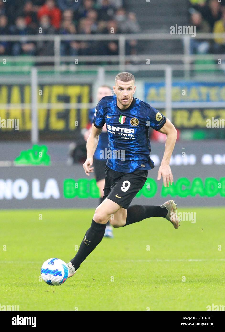 MAILAND ITALIEN- Oktober 24 Stadio G Meazza Edin Dzeko in Aktion während der Serie Ein Spiel zwischen FC Inter und FC Juventus im Stadio G. Meazza am 24. Oktober 2021 in Mailand, Italien. Stockfoto