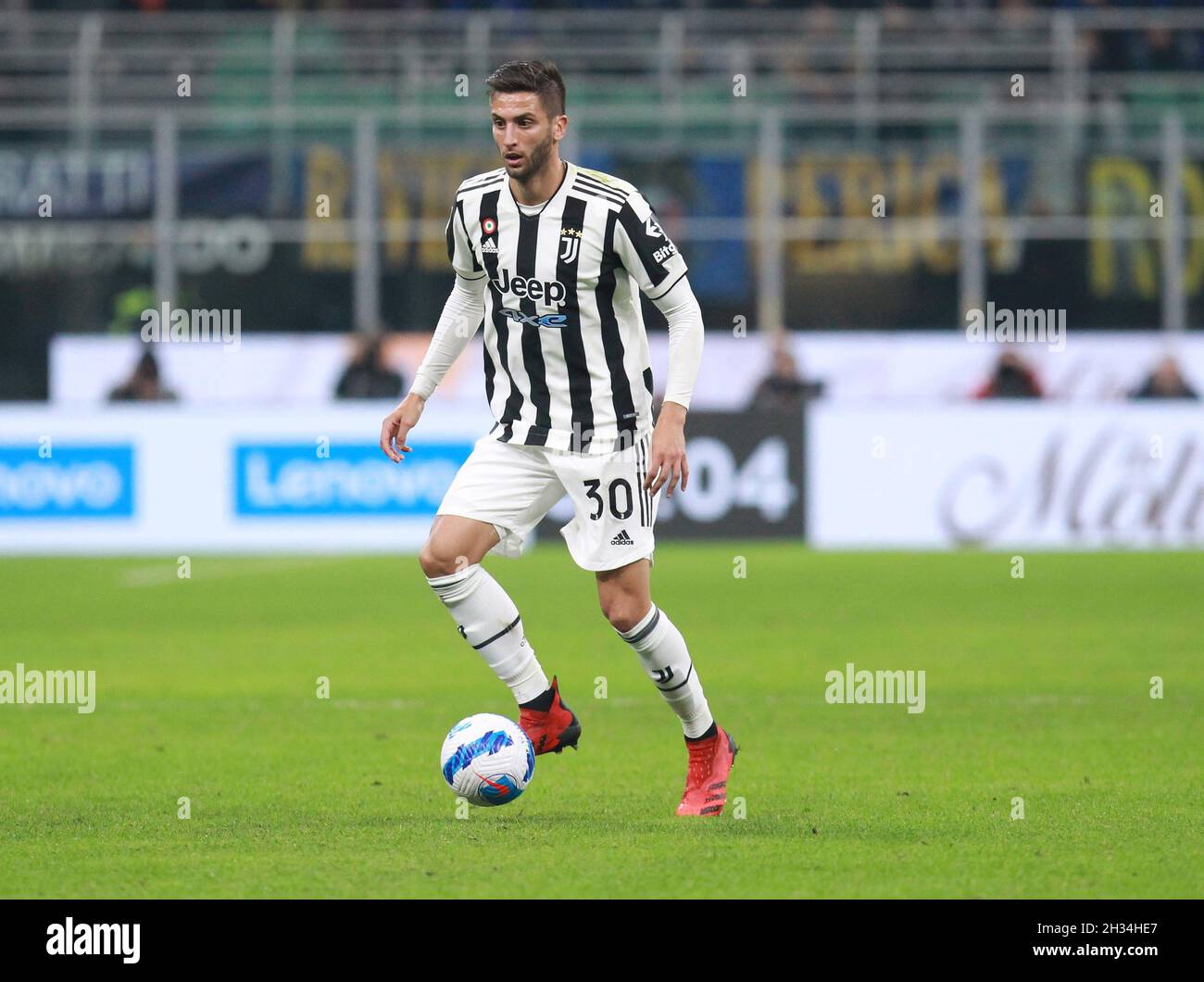 MAILAND ITALIEN- Oktober 24 Stadio G Meazza Rodrigo Bentancur in Aktion während der Serie Ein Spiel zwischen FC Inter und FC Juventus im Stadio G. Meazza am 24. Oktober 2021 in Mailand, Italien. Stockfoto