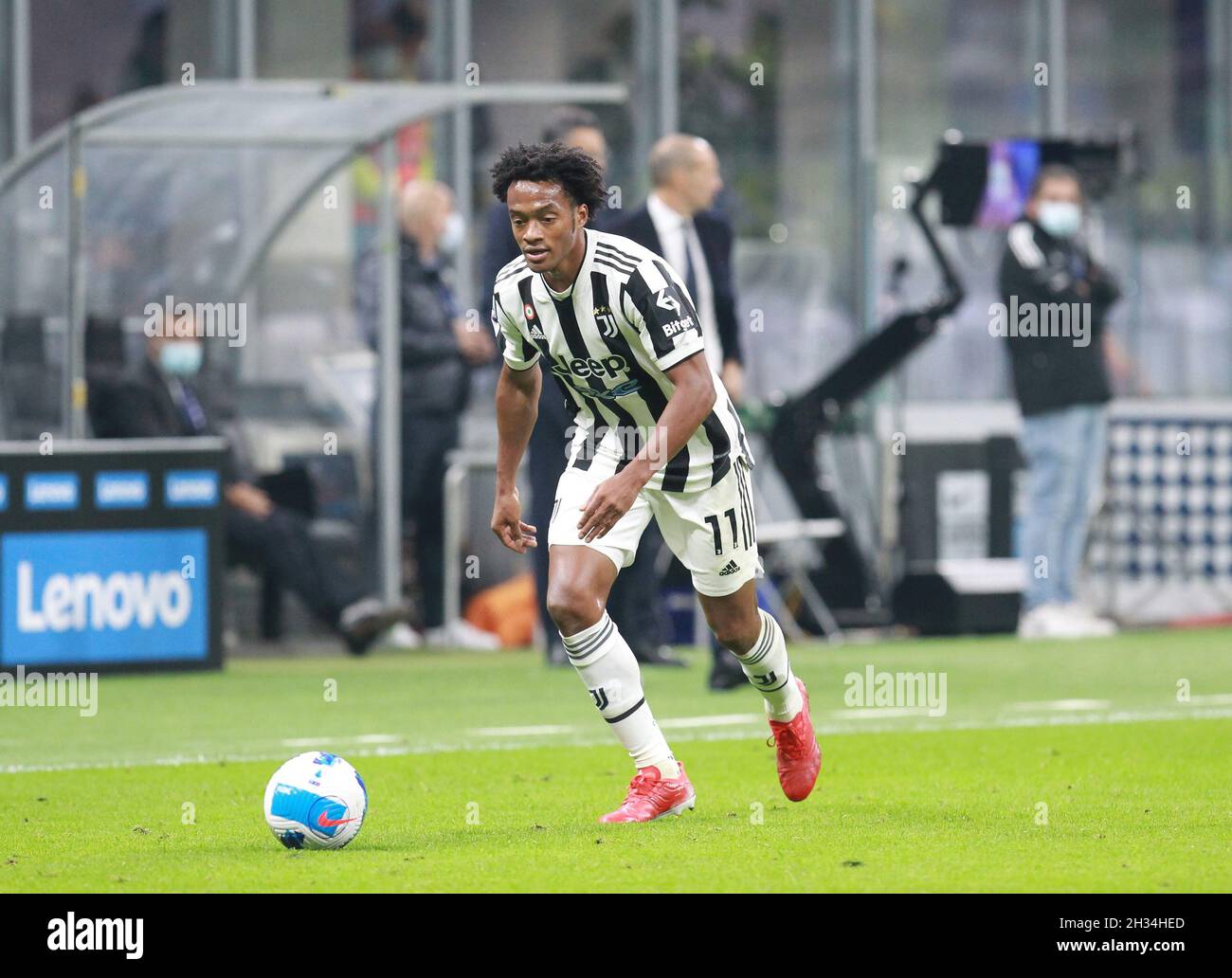 MAILAND ITALIEN- Oktober 24 Stadio G Meazza Juan Quadrado in Aktion während der Serie Ein Spiel zwischen FC Inter und FC Juventus im Stadio G. Meazza am 24. Oktober 2021 in Mailand, Italien. Stockfoto
