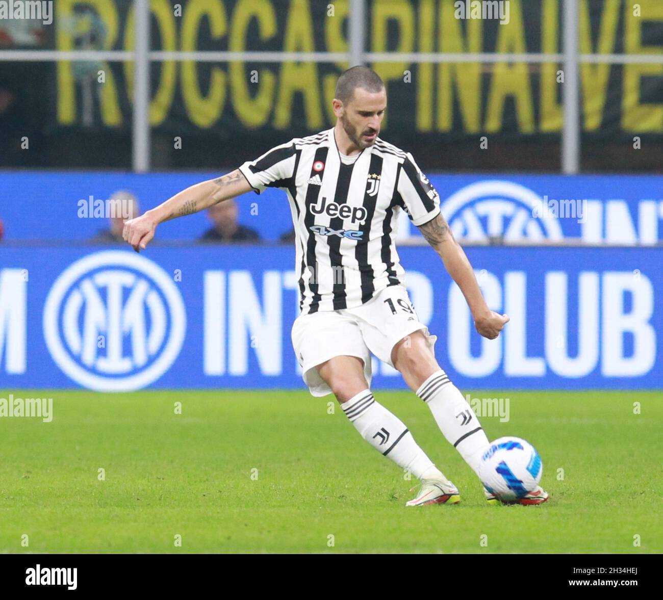 MAILAND ITALIEN- Oktober 24 Stadio G Meazza Leonardo Bonucci in Aktion während der Serie Ein Spiel zwischen FC Inter und FC Juventus im Stadio G. Meazza am 24. Oktober 2021 in Mailand, Italien. Stockfoto